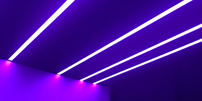 lampade a raggi ultravioletti foto di Juliana Tanchak Unsplash